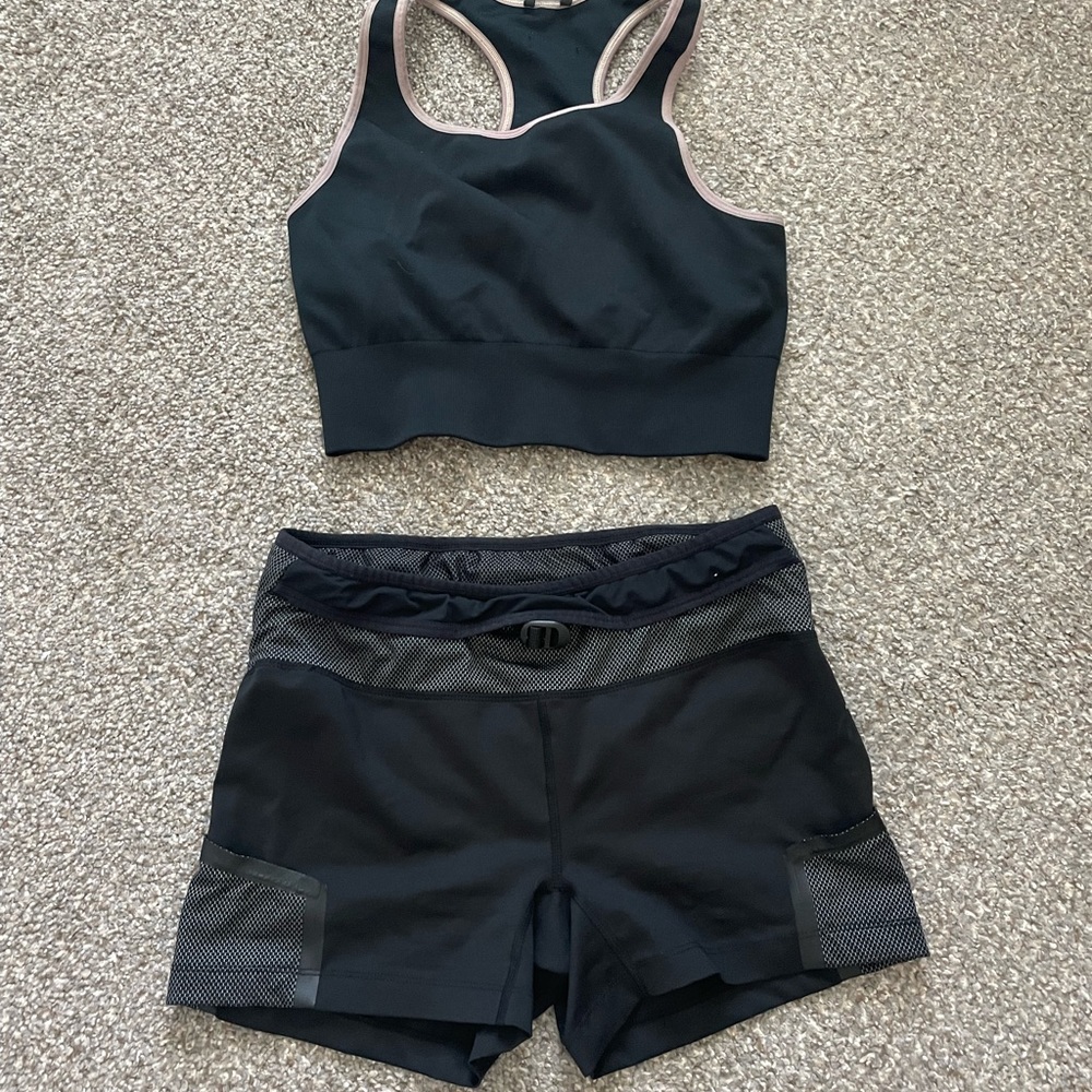 Running Set Ultimate Direction (Bottom) and Oiselle (Top)